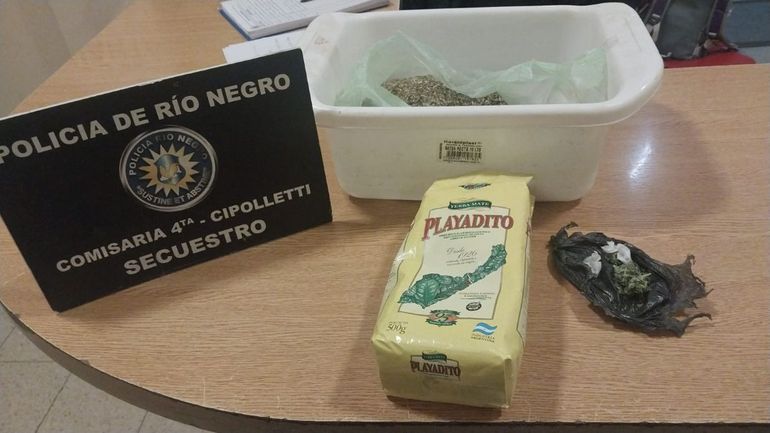 El paquete de yerba y el bagullo de marihuana que el joven le llevaba a su amigo