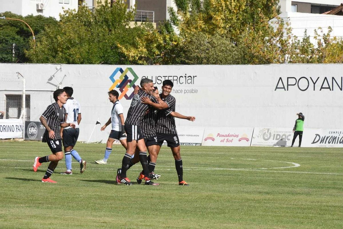 Cipolletti y su primer festejo en casa ante Brown de Madryn.&nbsp;