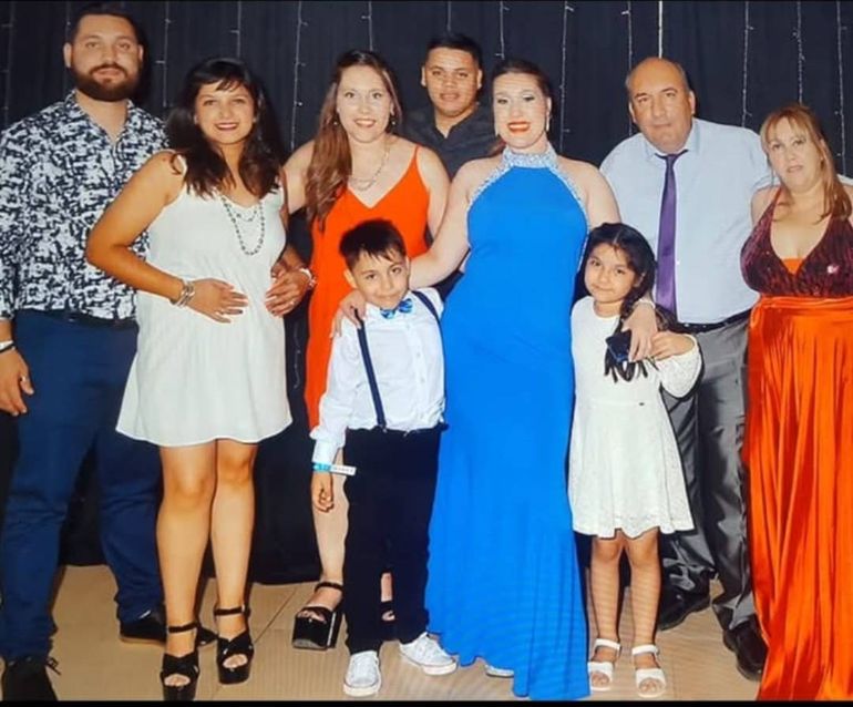Familia unida y numerosa la que formaron Claudia y Claudio. Aquí con hijos y nietos.