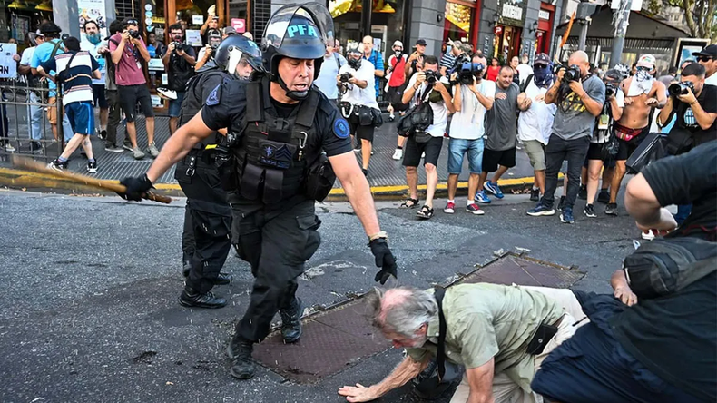 Violencia en el Congreso: la policía se enfrenta con jubilados e hinchas