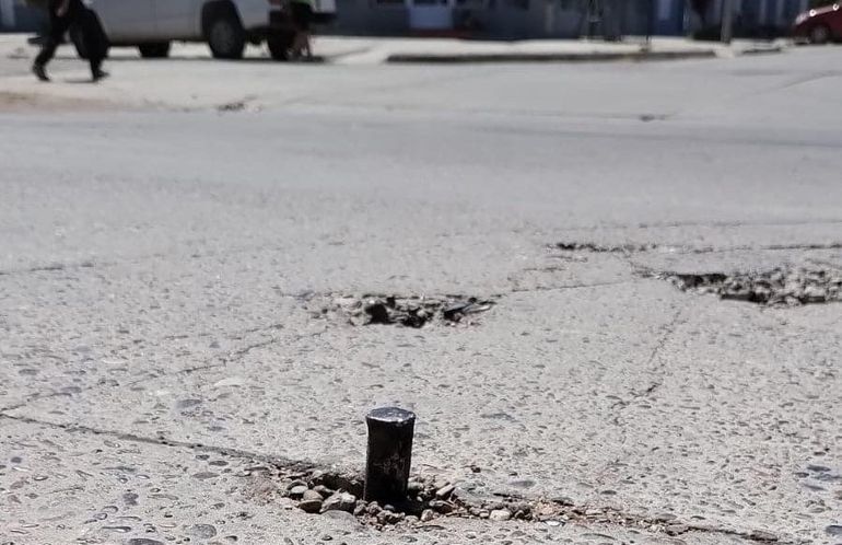 Al filo del pavimento. Así aparecieron las estacas de hierro en una calle de San Antonio Oeste.&nbsp;