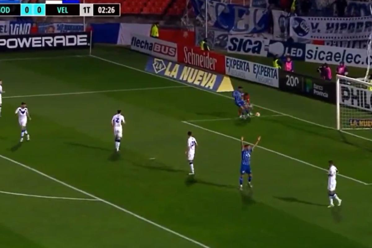 Video del blooper del año: ¡papelón del arquero de Vélez!