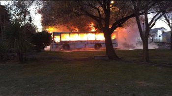 panico en el centro neuquino por el incendio de un colectivo panico en el centro neuquino por el incendio de un colectivo