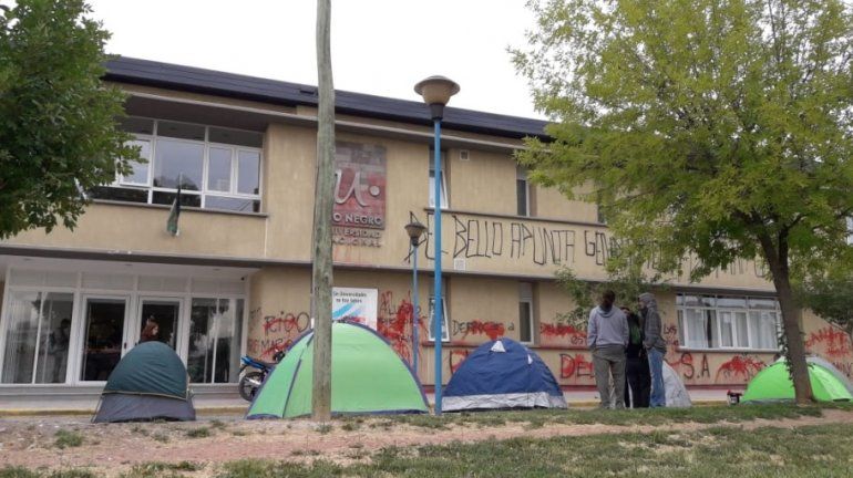 Iniciaron un acampe frente a la UNRN