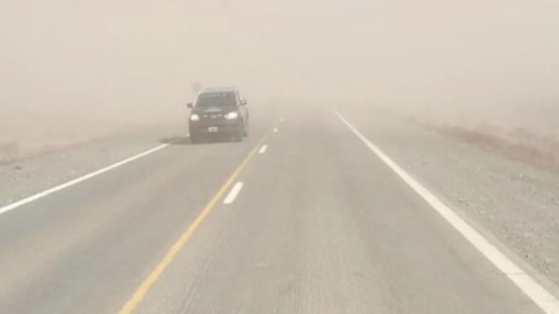 El SMN comunicó la vigencia de alertas de nivel amarillo y naranja por fuertes vientos, y lluvias para este martes.