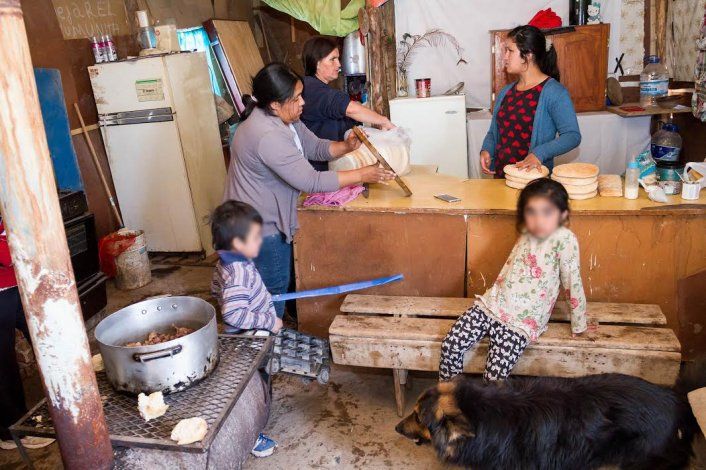 Los requerimientos alimentarios de amplios sectores de la población se satisfacen en los comedores populares.