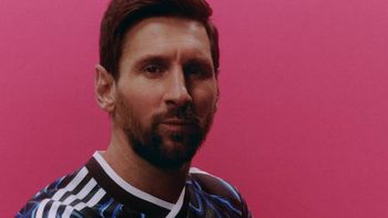 Con Messi como modelo, la Selección presentó la camiseta alternativa para el mundial: cómo es y cuánto cuesta | LMCipolletti.com Con Messi como modelo, la Selección presentó la camiseta alternativa para el mundial: cómo es y cuánto cuesta