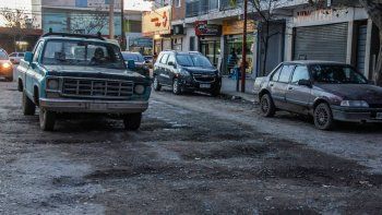Un sector de la calle Ecuador muestra pozos y desniveles al por mayor.