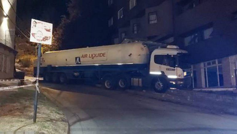 Bariloche: perdió el control de su camión y se incrustó contra un hotel