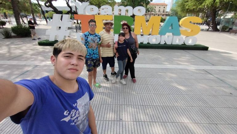 En un paseo familiar, junto a su mamá, hermanos y la pareja de su madre.