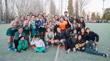 Campeonas otra vez. El merecido festejo de las chicas de Marabunta.