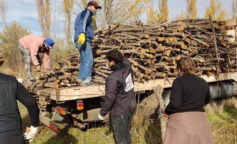 Desmontan una chacra para disponer de más leña contra el frío