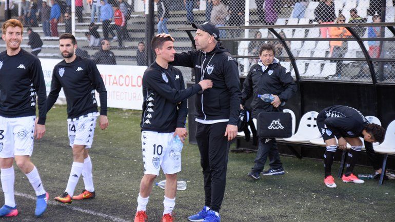 Zwenger y el saludo con el 10 al término de la victoria ante Ferro. Romero es una de las apuestas del técnico.