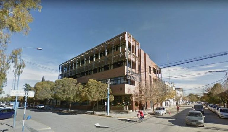 Investigan al hijo de Montecino por papeles truchos