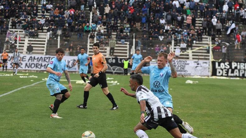 Cipo perdió con Bolívar sin merecerlo y hubo incidentes en La Visera
