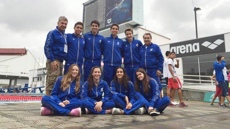El equipo Junior de la Argentina en el natatorio de la ciudad de Cali.