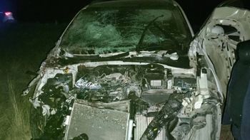 La camioneta presentó graves daños en su parte delantera.