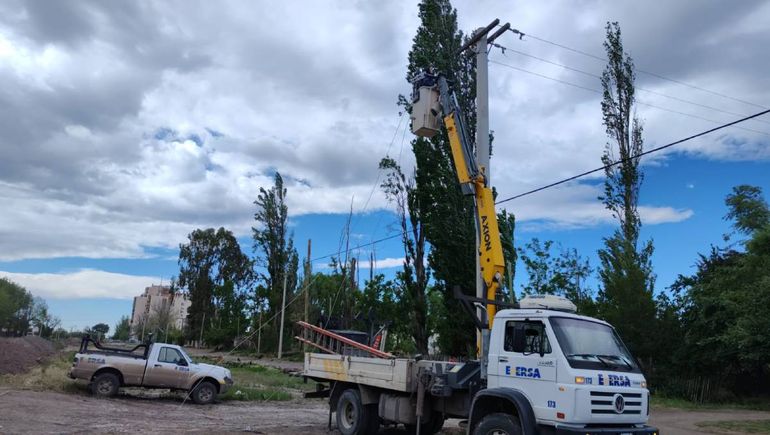 Operarios de Edersa trabajan para recomponer el servicio en varios barrios de Cipolletti.&nbsp;