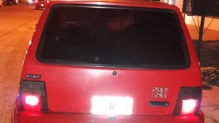 El Fiat Uno color rojo tenía muchas reformas hechas por el dueño.