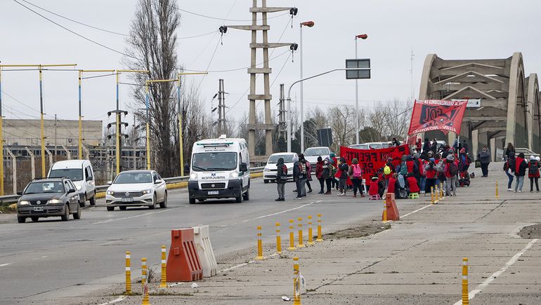 Caos en las rutas: el Frente Piquetero cortó los puentes a Neuquén