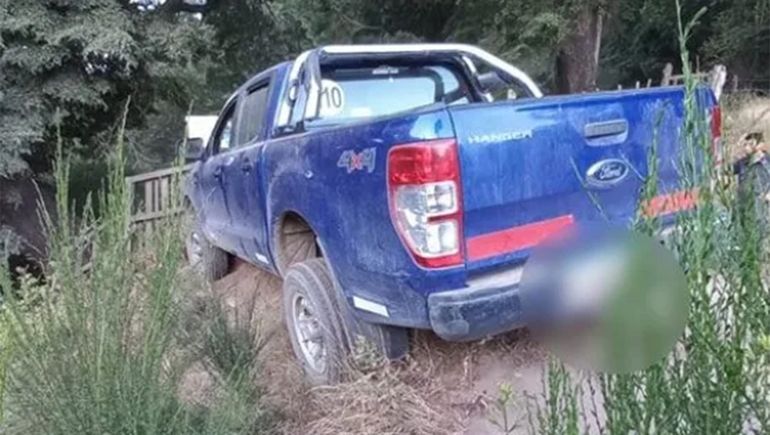 Circulaba por zona de montañas y tras una maniobras, quedó colgando en un precipicio