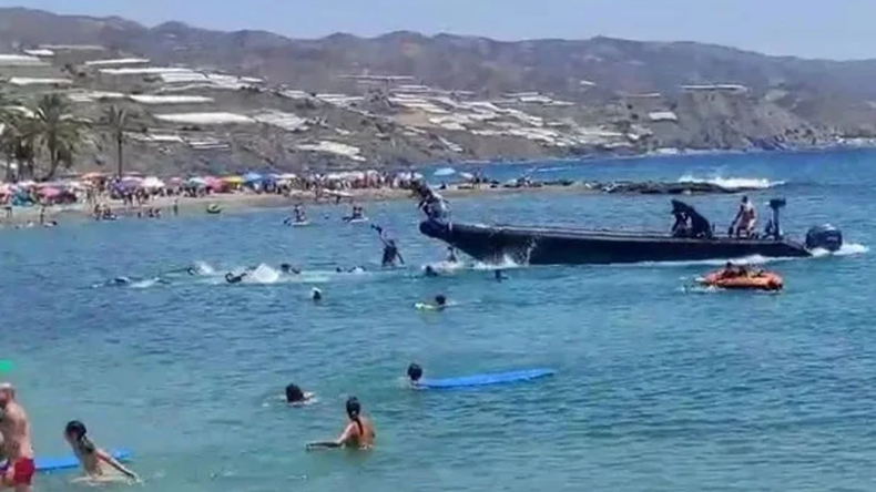 Una lancha con inmigrantes llegó a las costas de España y fueron detenidos