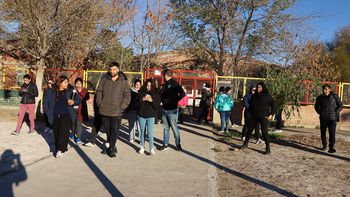 denuncian que un estudiante de primaria entro con un arma a una escuela de neuquen