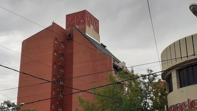 Se voló parte del techo de un edificio y cayó arriba de un auto
