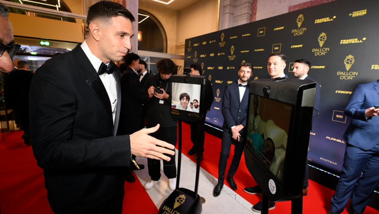 Dibu Martínez en su llegada a la entrega del Balón de Oro. Está entre los candidatos a ganar el premio de mejor arquero del mundo.&nbsp;