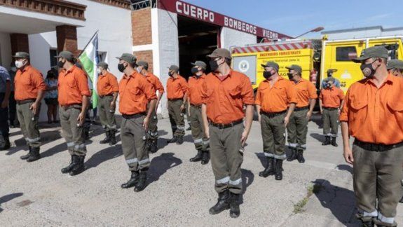 Incendio en El Bolsón: emotivo homenaje a Bomberos de la Policía 