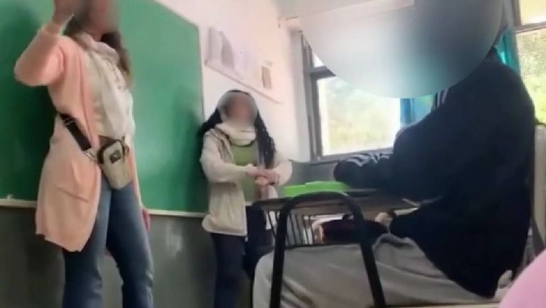 Una directora de colegio fue filmada pateando el banco de un alumno. En redes