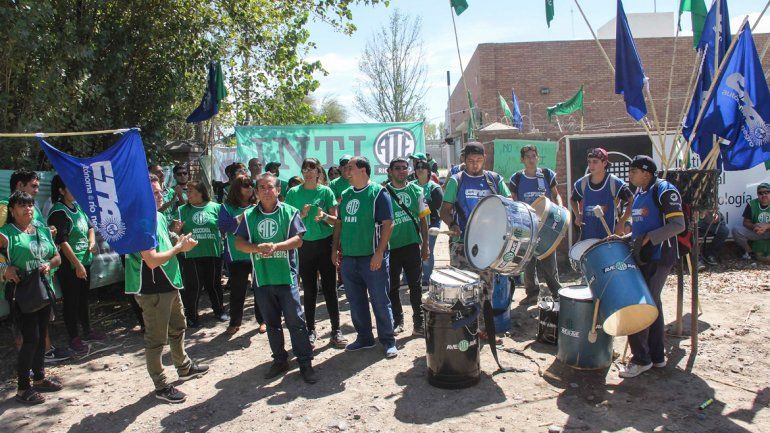 Estatales realizaron una olla popular frente a la sede cipoleña del INTI.