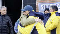 El emotivo abrazo entre un trabajador y una vecina. La crisis golpea duro en la zona. Foto Anahí Cárdena.