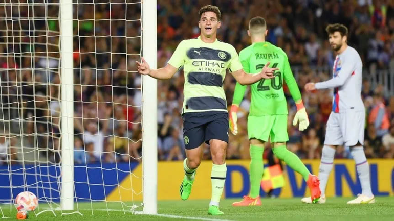 Julián Álvarez festeja su gol ante Barcelona en el Camp Nou.
