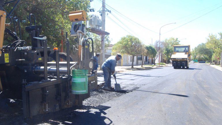 La primera calle en la que se colocó la capa de asfalto es Puerto Belgrano