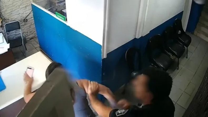 En la comisaría donde ocurrió el hecho, una denunciante terminó agredida tras intentar exponer una estafa vinculada a su propio comercio. | LMCipolletti.com En la comisaría donde ocurrió el hecho, una denunciante terminó agredida tras intentar exponer una estafa vinculada a su propio comercio.
