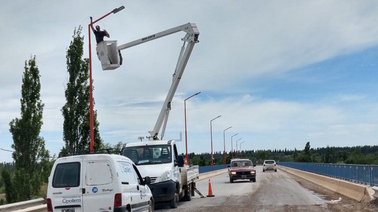 Colocaron postes de luz en el puente que une Las Perlas con Valentina Sur