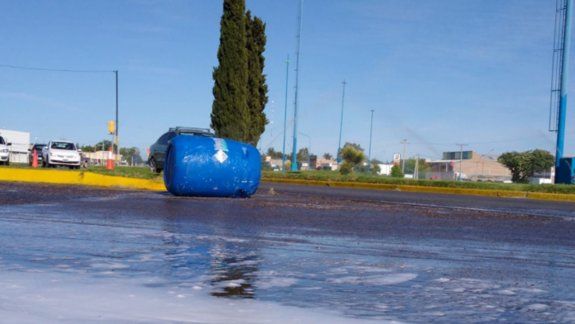 Volcó y derramó más de 200 litros de fertilizante sobre la ruta