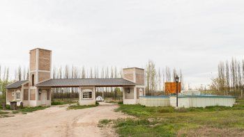 Yuyos y piletas esperando ser instaladas, lo único que se ve en el predio de La Capuchina.