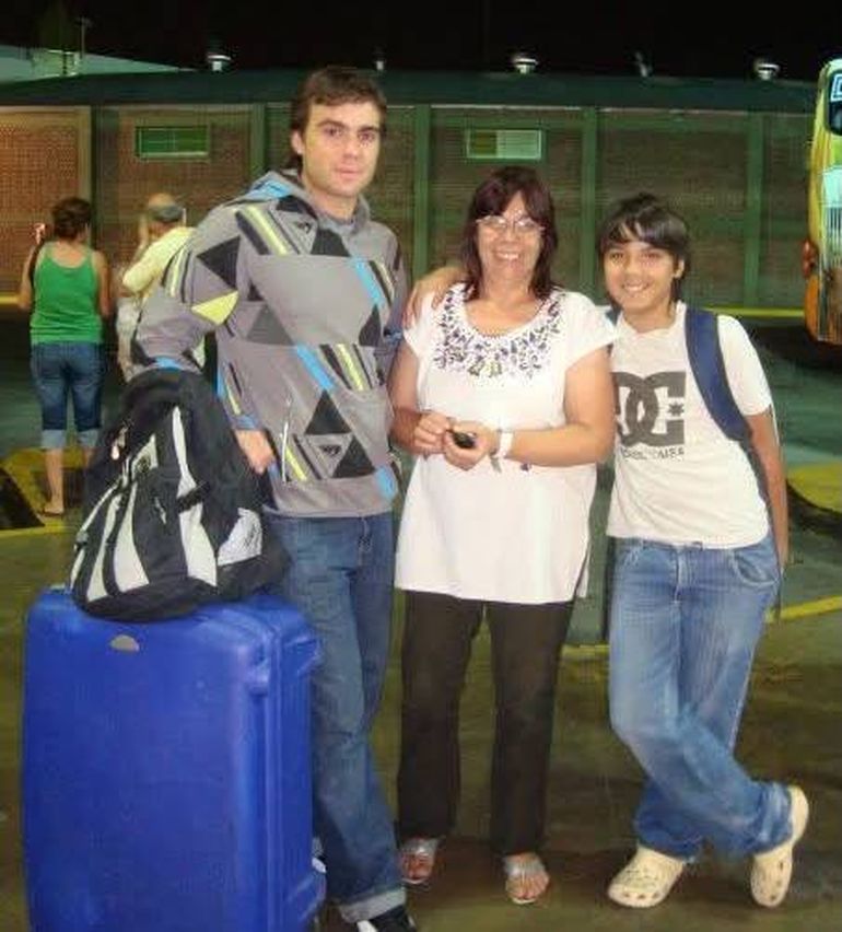 El Bocha, con 24 años, al partir de la terminal de Cipo rumbo a nuevos desafíos por el mundo. Su familia, siempre presente. El Bocha, con 24 años, al partir de la terminal de Cipo rumbo a nuevos desafíos por el mundo. Su familia, siempre presente.