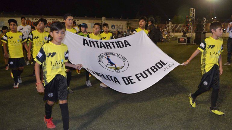 Roca vivió la ceremonia inaugural del Mundialito de fútbol infantil