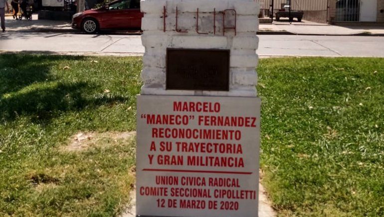 Militantes de la UCR refaccionaron el busto de Arturo Illia
