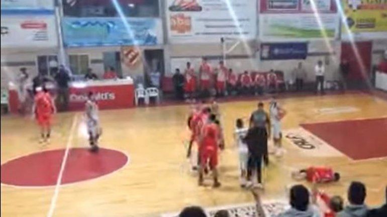 Entró a la cancha y agredió a un jugador de Cipo en La Caldera