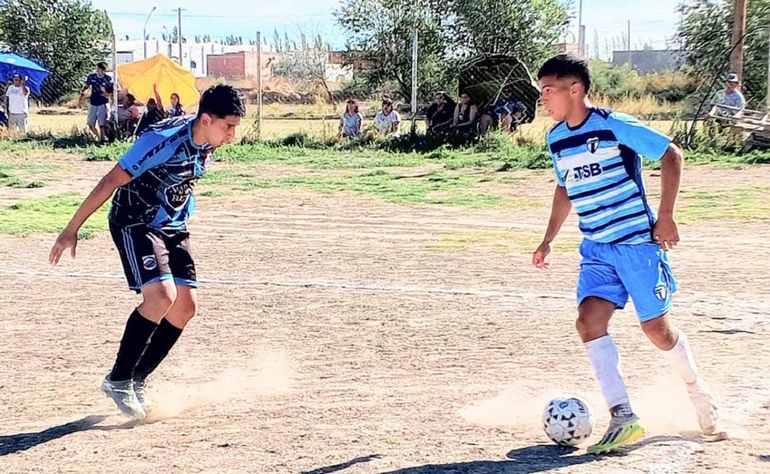 La Amistad ganó en una de las canchas más complicadas de la zona. Fotos: gentileza Elio Gastón Díaz