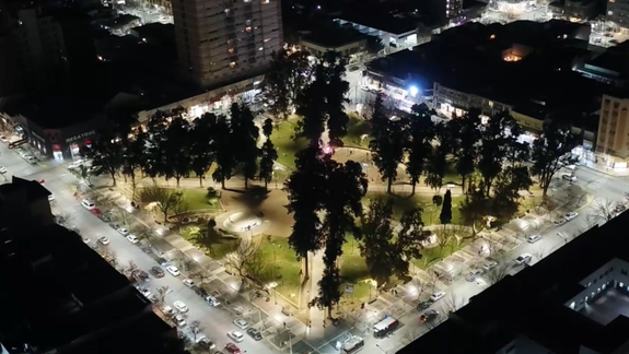 La Plaza San Martín de Cipolletti ya luce su renovada iluminación led.