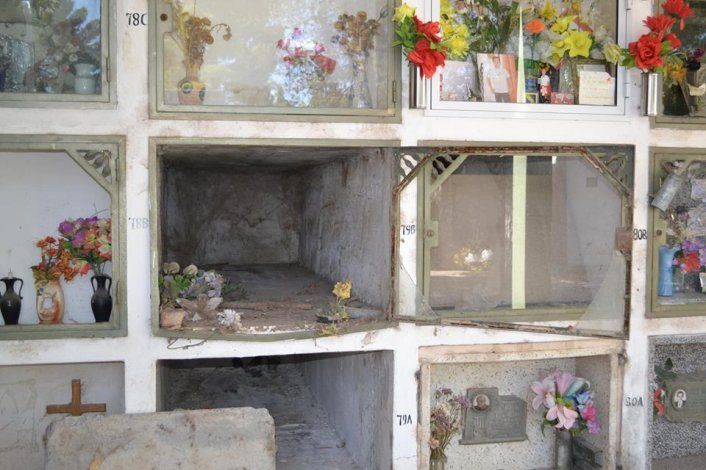 Profanaron una tumba en el cementerio de Allen