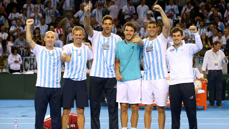Mariano Hood, a la izquierda, tras ganar la Davis con Argentina, máximo trofeo de tenis.