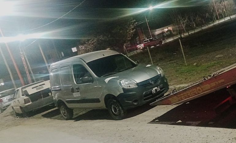 Robaron en Cipolletti y los atraparon en Neuquén a bordo de una utilitaria.