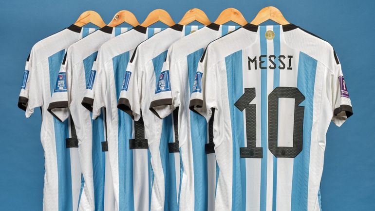 Pagaron 7.800.000 millones de dólares por seis camisetas que Lionel Messi usó en el Mundial de Qatar y fueron a subasta.