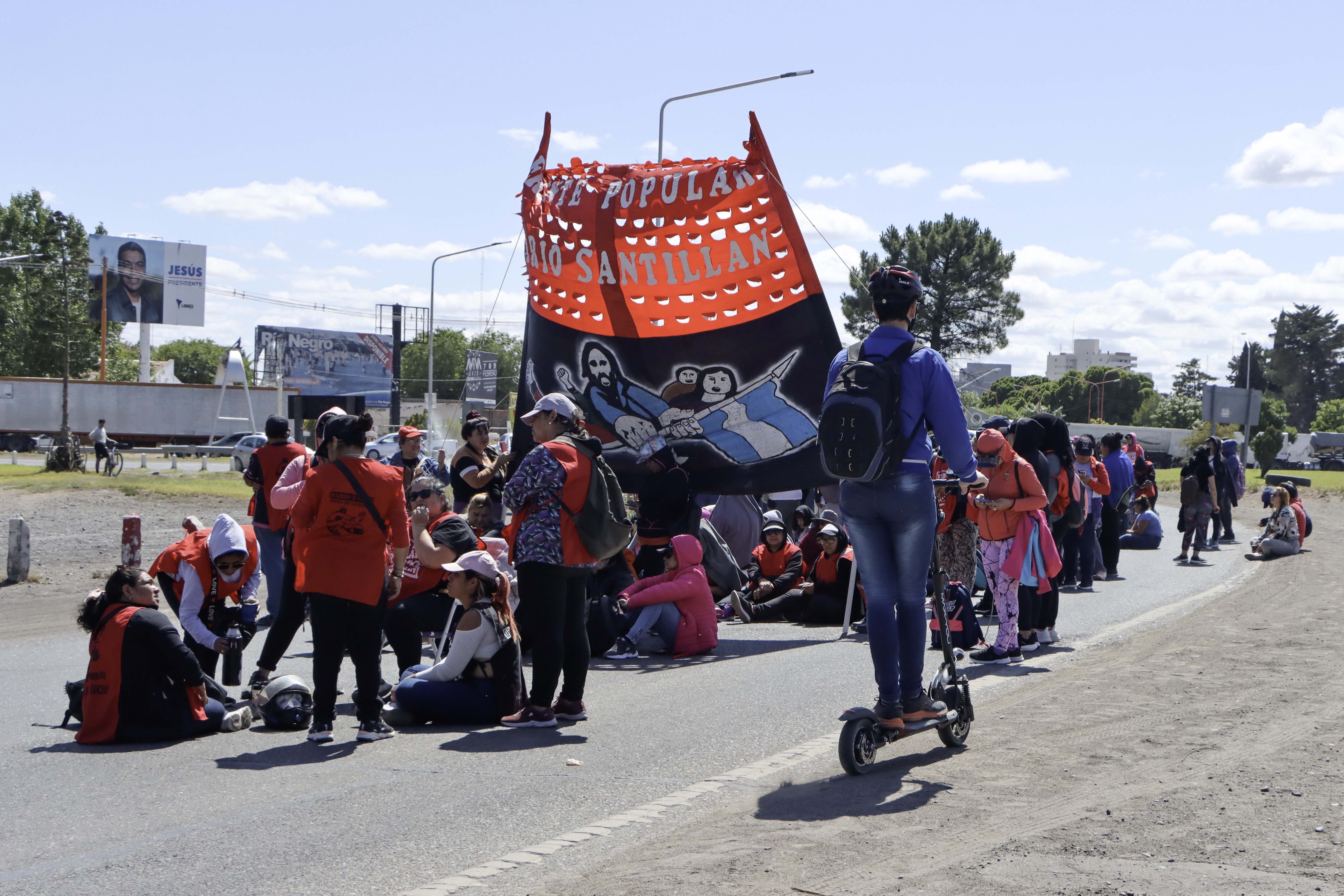 Las organizaciones sociales bloquearon por una hora el carril a Neuquén por la Ruta 22. Foto: Anahí Cárdena.